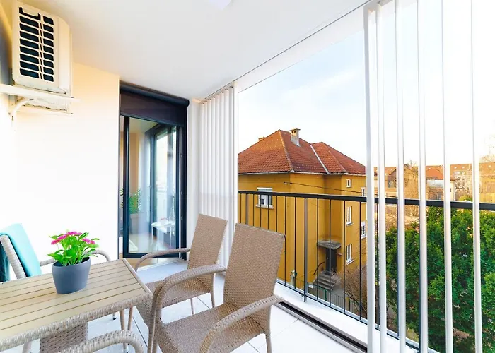 Apartament Monochrome Urban Hoodie