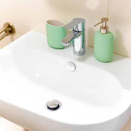 Monochrome Urban Hoodie Appartement