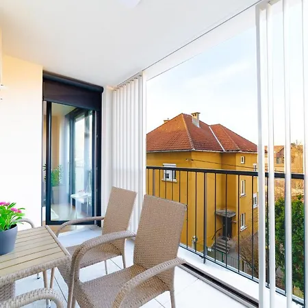 Appartement Monochrome Urban Hoodie