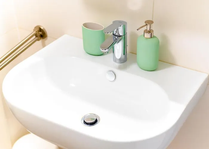 Monochrome Urban Hoodie Apartmán