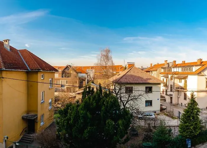 Monochrome Urban Hoodie Apartmán *