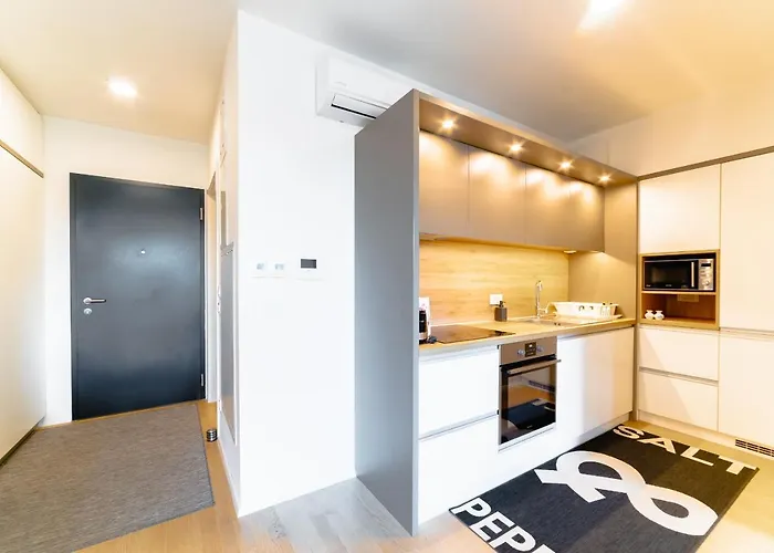 Monochrome Urban Hoodie * ليوبليانا